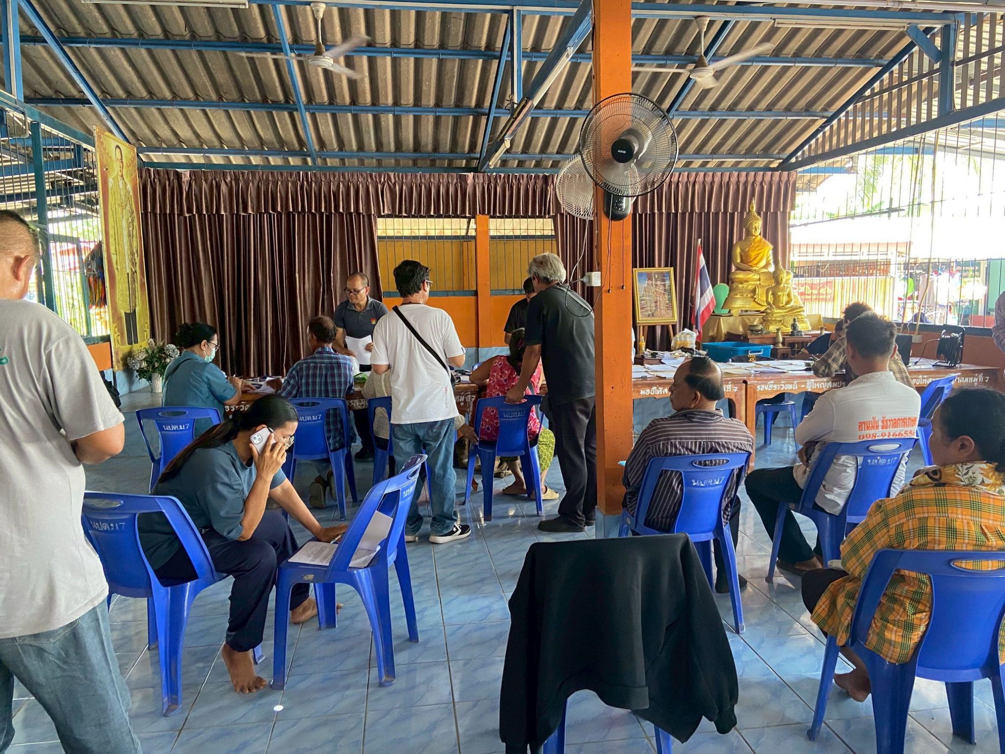 title - วันที่ 3 เมษายน 2569 นายวิทูล ประดิษฐ์บุญ ปฏิรูปที่ดินจังหวัดปราจีนบุรี มอบหมายให้ นายลิขิต ผันผ่อน ผู้อำนวยการกลุ่มกฎหมาย พร้อมด้วย เจ้าหน้าที่ ส.ป.ก.ปราจีนบุรี ลงพื้นที่ออกศูนย์บริการเคลื่อนที่ “Mobile Unit”  ยื่นคำร้องทั่วไปและปรึกษาข้อกฎหมายที่เกี่ยวข้องกับการปฏิรูปที่ดิน ณ เขาไม้แก้ว อำเภอกบินทร์บุรี จังหวัดปราจีนบุรี